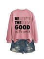 Détail du sweat-shirt rose avec texte imprimé et du short en jean bleu déchiré - Or Rose (Police Noire)