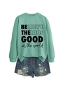 Détail du sweat vert menthe avec inscription imprimée et short en jean vieilli - Vert Clair (Police Noire)