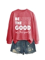 Détail du sweat rouge avec imprimé 'BELIEVE THERE IS GOOD' et mini-short en denim - Rouge (Police Blanche)