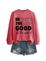 Détail du sweat-shirt rouge avec imprimé 'BELIEVE THERE IS GOOD' et short en jean - Rouge (Police Noire)