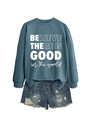 Détail d'un sweat bleu marine avec imprimé graphique et ensemble de shorts en jean - Bleu (Police Blanche)