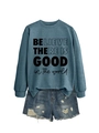Détail du sweat-shirt bleu avec texte imprimé et short en jean court au style effiloché - Bleu (Police Noire)