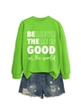 Gros plan de l'imprimé BELIEVE THERE IS GOOD sur un sweat-shirt vert fluo vibrant - Vert Fluorescent (Police Blanche)