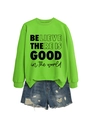 Détail d'un sweat vert néon avec slogan positif et short en jean bleu délavé - Vert Fluorescent (Police Noire)