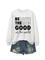 Mise à plat d'un sweat blanc avec texte imprimé et d'un short en jean délavé et usé - Blanc Cassé (Police Noire)