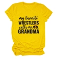 Détail de l'imprimé My Favorite Wrestlers Call Me Grandma sur un t-shirt jaune à col rond - S / Jaune