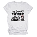 Détail du t-shirt blanc en coton avec l'imprimé My Favorite Wrestlers Call Me Grandma - S / Sable