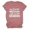 Gros plan sur l'imprimé 'my favorite wrestlers call me grandma' sur t-shirt mauve - S / Or rose