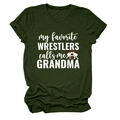 Détail du t-shirt vert foncé avec motif Wrestlers Grandma blanc et texture en maille - S / Vert Militaire