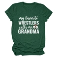 Gros plan de l'imprimé My Favorite Wrestlers Grandma sur un t-shirt vert foncé - S / Vert Vintage