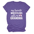 Détail de l'imprimé My Favorite Wrestlers Calls Me Grandma sur un t-shirt violet col rond - S / Violet