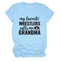 Détail de l'imprimé 'My favorite wrestlers call me grandma' sur un t-shirt bleu clair - S / Bleu clair