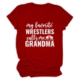 Détail macro du t-shirt rouge avec imprimé graphique blanc wrestlers grandma et col rond - S / Rouge
