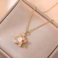 Collana con ciondolo a fiore dorato con smalto rosa e zirconi su espositore di seta - Collana con fiori rotanti rosa / Oro