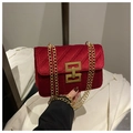 Dettaglio borsa a spalla in velluto rosso con fibbia a H dorata e trapuntatura - Rosso