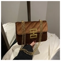 Dettaglio della borsa a spalla in velluto marrone con trapuntatura e catena dorata - Marrone