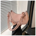 Dettaglio della borsa sottobraccio rosa con manico annodato e catena decorativa argento - Rosa