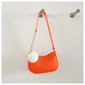 Détail du sac sous le bras en feutre orange surpiqué avec chaîne et pompon blanc doux - Orange