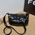 Schwarze Stepp-Umhängetasche mit Rautenmuster und verstellbarem Schultergurt aus Nylon - Schwarz