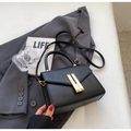 Sac à main élégant en cuir noir avec fermoir en H doré et bandoulière amovible - Noir