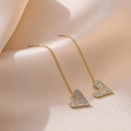 Orecchini a cuore in oro con zirconi scintillanti presentati su seta beige - Linea dell'Orecchio a Forma di Cuore (E0266)