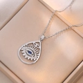 Collana in acciaio al titanio argento con ciondolo a goccia Malocchio blu e zirconi. - Malocchio (X0536)