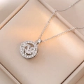 Collana con ciondolo a drago argentato con micro cristalli su portagioie beige - Collana Drago Rotante X0593 / Argento