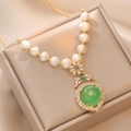 Elegante collar de titanio dorado con perlas de agua dulce y colgante esmeralda verde - Esmeralda