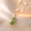 Elegante collar dorado con colgante de calabaza en ágata verde y perlas naturales - Collar Wulu de Perlas de Agua Dulce Verde Esmeralda (X0709)