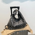 Grande borsa tote alla moda con stampa leopardata e dettagli argento sulla valigia - Nero