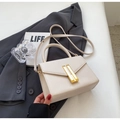Sac à main carré blanc crème élégant en cuir avec fermoir doré et bandoulière - Beige
