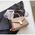 Petit sac à main carré marron chameau avec boucles dorées et bandoulière réglable - Kaki