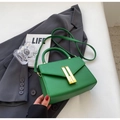 Minimalist green faux leather handbag with gold metal bar accents and shoulder strap - Green