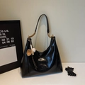 Borsa tote nera lucida con ciondolo da baseball e tracolla a catena metallica - Nero con ciondolo