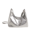 Borsa sottobraccio metallizzata argento con trama a pieghe e tracolla a catena spessa - Argento