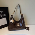 Borsa tote marrone scuro lucido con tracolla larga e ciondoli decorativi da baseball - Marrone con ciondolo