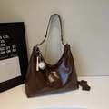 Borsa hobo marrone scuro lucida con catena e ciondolo a forma di baseball - Caffè con Ciondolo