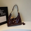Borsa hobo bordeaux lucido con ciondolo a orsetto e tracolla in pelle rimovibile - Rosso Vino Con Pendente