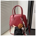 Detalle del bolso Boston de cuero rojo con relieve artístico y colgante de oso de peluche - Rojo con Colgante