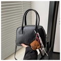Detalle del bolso Boston negro con letras en relieve y un lindo colgante de osito de peluche - Negro con colgante