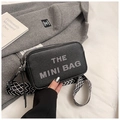 Dettaglio mini borsa nera con lettere stampate e tracolla in tessuto a motivi - Nero