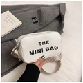 Dettaglio mini borsa bianca in pelle martellata con scritta e tracolla in tessuto - Bianco