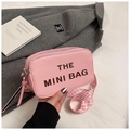 Mini borsa rosa in pelle con scritta e tracolla geometrica larga regolabile - Rosa
