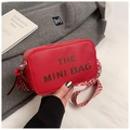 Dettaglio mini borsa a tracolla rossa con stampa THE MINI BAG e tracolla geometrica - Rosso