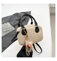 Elegante borsa bowling beige e nera con goffratura ZDA e ciondolo in peluche - Bianco con ciondolo