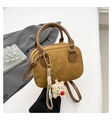 Borsa bowling marrone scamosciata con manico tondo e ciondolo bambola di peluche carino - Marrone con ciondolo