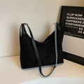 Borsa hobo chic in camoscio nero con tracolla a catena d'argento e design minimalista - Nero