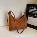 Borsa hobo in pelle scamosciata marrone caramello con catena e tracolla - Marrone