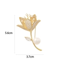 Eleganter Gold-Blumenbroschen-Anstecker mit weißen Zirkonia-Blüten und einer Süßwasserperle - Magnolienblüte Süßwasserperle Stil (XX0148)