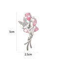 Elegante broche de ramo plateado con piedras rosas, perlas y detalle de mariposa - Rosa